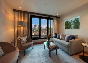 A seating area at Tower Suites by Blue Orchid