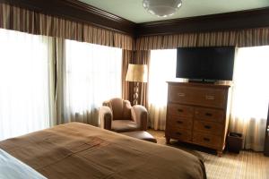 Cama ou camas em um quarto em Arctic Club Hotel