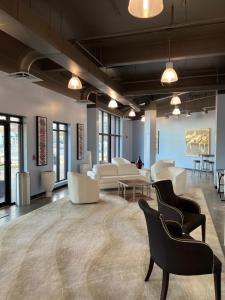 A seating area at WASHBURN HOTEL SUITES