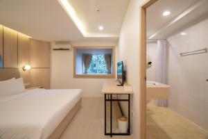 Tempat tidur dalam kamar di Bedline Hotel - SHA Certified