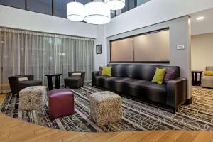 Гостиная зона в La Quinta Inn & Suites by Wyndham Detroit Metro Airport