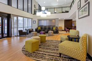 Гостиная зона в La Quinta Inn & Suites by Wyndham Detroit Metro Airport