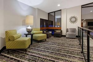 Гостиная зона в La Quinta Inn & Suites by Wyndham Detroit Metro Airport