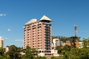 um edifício alto com uma cúpula em cima em Blumenau Tower by Castelo Itaipava em Blumenau