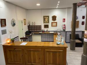 una tienda con un gran mostrador de madera en una habitación en Hostal Costa Azul, en Granada