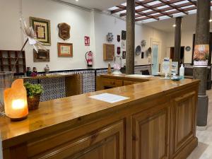 una cocina con encimera de madera con una luz encendida en Hostal Costa Azul, en Granada