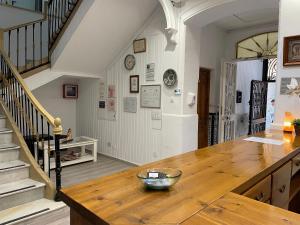 una cocina con una mesa de madera y una escalera en Hostal Costa Azul, en Granada