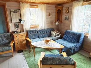 Et sittehjørne på Three-Bedroom Holiday home in Åkra