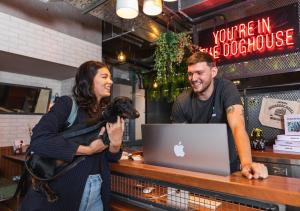 Gäster på BrewDog DogHouse Manchester