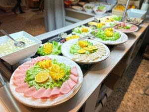 ein Buffet mit vielen Speisen auf dem Tisch in der Unterkunft Edition Old City Hotel in Istanbul