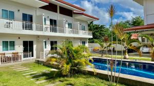 une maison avec une piscine en face de celle-ci dans l'établissement Villa del OZ Resort, à Panglao