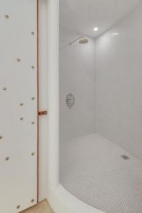 La salle de bains est pourvue d'une douche avec une porte en verre. dans l'établissement Ampersand Resort, à Bophut 