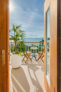 d'un balcon avec une plante en pot et une vue sur l'océan. dans l'établissement Ampersand Resort, à Bophut 