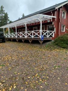 a red building with a porch on the side of it at Lomahyppäys in Naantali