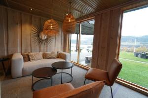 un soggiorno con divano, tavolo e sedie di Lillehammer Turistsenter Budget Hotel a Lillehammer