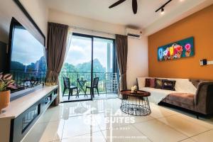 salon z łóżkiem i balkonem w obiekcie Onsen Premium Suites @ Tambun Ipoh w mieście Ipoh