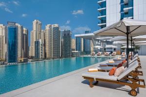 Baseinas apgyvendinimo įstaigoje Vida Dubai Marina & Yacht Club arba netoliese