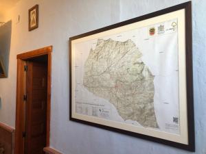 un mapa colgado en una pared junto a una puerta en Cortijo Ribero, en Cabra