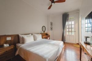 Un pat sau paturi într-o cameră la Le Soleil Boutique Hotel