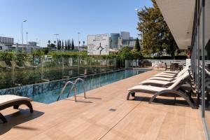 The swimming pool at or close to Meliá Lisboa Aeroporto