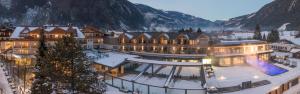 迈尔霍芬Hotel Berghof Mayrhofen GmbH的一座大雪地建筑,山中