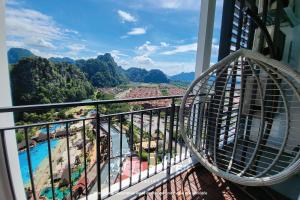 balkon z widokiem na ośrodek w obiekcie Onsen Premium Suites @ Tambun Ipoh w mieście Ipoh