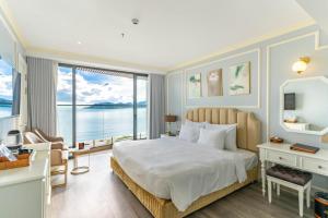 - une chambre avec un lit et une vue sur l'océan dans l'établissement La Vague Hotel, à Nha Trang