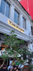 un letrero que lee la mansión al lado de un edificio en The Manor by Mingle, en Kuala Lumpur