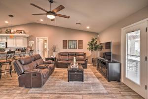 Khu vực ghế ngồi tại Lake Havasu Home with Private Pool, Patio and Grill!