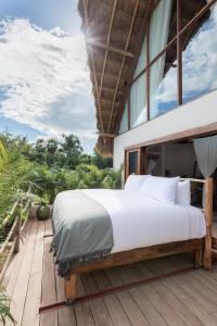 - une chambre avec un lit sur une terrasse dans l'établissement La Valise Tulum, member of Small Luxury Hotels, à Tulum