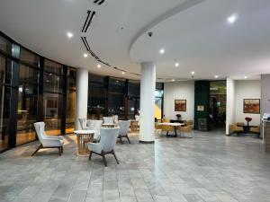 een lobby met stoelen en tafels in een gebouw bij Wyndham Garden North Bergen - Secaucus in North Bergen