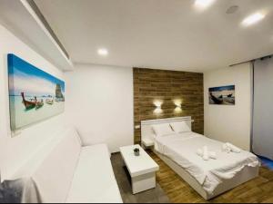 Cama ou camas em um quarto em BRiGHT AND COZY STUDIO SUiTE EiLAT