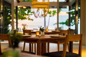 Un restaurant sau alt loc unde se poate mânca la Outrigger Khao Lak Beach Resort - SHA Extra Plus