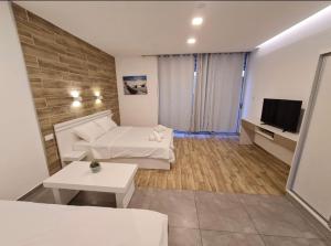 Телевизия и/или развлекателен център в Eilat Charming Studio-Balcony