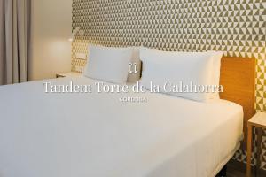 Una cama o camas en una habitación de Tandem Torre de la Calahorra