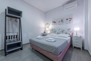 Cama ou camas em um quarto em Comfort Stay Airport Studios - FREE shuttle from the Athens airport