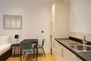 Una cocina o kitchenette en Charles Hope Swindon