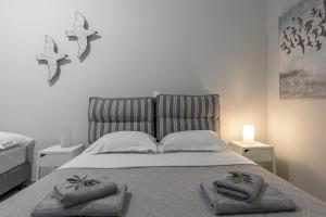 Cama ou camas em um quarto em Comfort Stay Airport Studios - FREE shuttle from the Athens airport