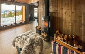 A seating area at Awesome Home In Øyer With Kitchen