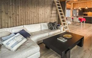 A seating area at Awesome Home In Øyer With Kitchen