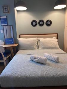 ein Schlafzimmer mit einem Bett mit zwei Handtüchern darauf in der Unterkunft Modern and Cozy Studio near Airport Terminal 3 in Manila