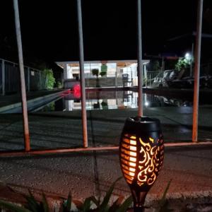 a black and orange light on the side of a street at Los manzanos . in Colón