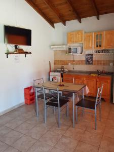 a kitchen with a table and chairs in a room at Los manzanos . in Colón