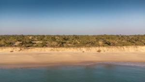 Blick auf den Strand mit dem Meer in der Unterkunft LV Premier Troia in Troia