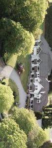 uma vista geral de uma fila de edifícios brancos em Loch Lein Country House em Killarney