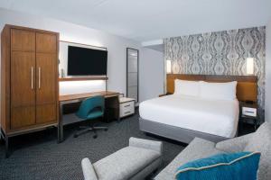 una camera d'albergo con letto e scrivania con computer di Courtyard by Marriott Miami Aventura Mall ad Aventura