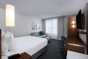 una camera d'albergo con letto e TV di Courtyard by Marriott Miami Aventura Mall ad Aventura