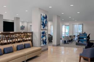 un soggiorno con divano e TV di Courtyard by Marriott Miami Aventura Mall ad Aventura