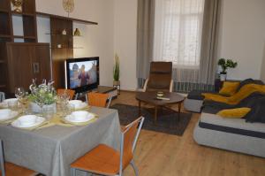 TV tai viihdekeskus majoituspaikassa Spacious City Center Family 2 bedrooms apartment