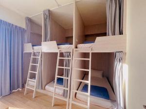 Bunk bed o mga bunk bed sa kuwarto sa Wind Island B&B